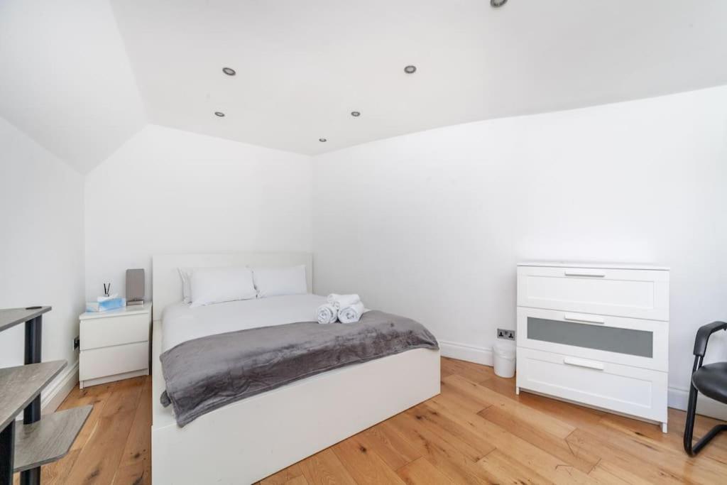 Spacious Retreat 2-Bed In Popular Camden Town Londra Exterior foto