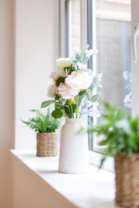 Spacious Retreat 2-Bed In Popular Camden Town Londra Exterior foto