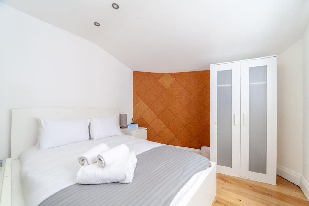 Spacious Retreat 2-Bed In Popular Camden Town Londra Exterior foto