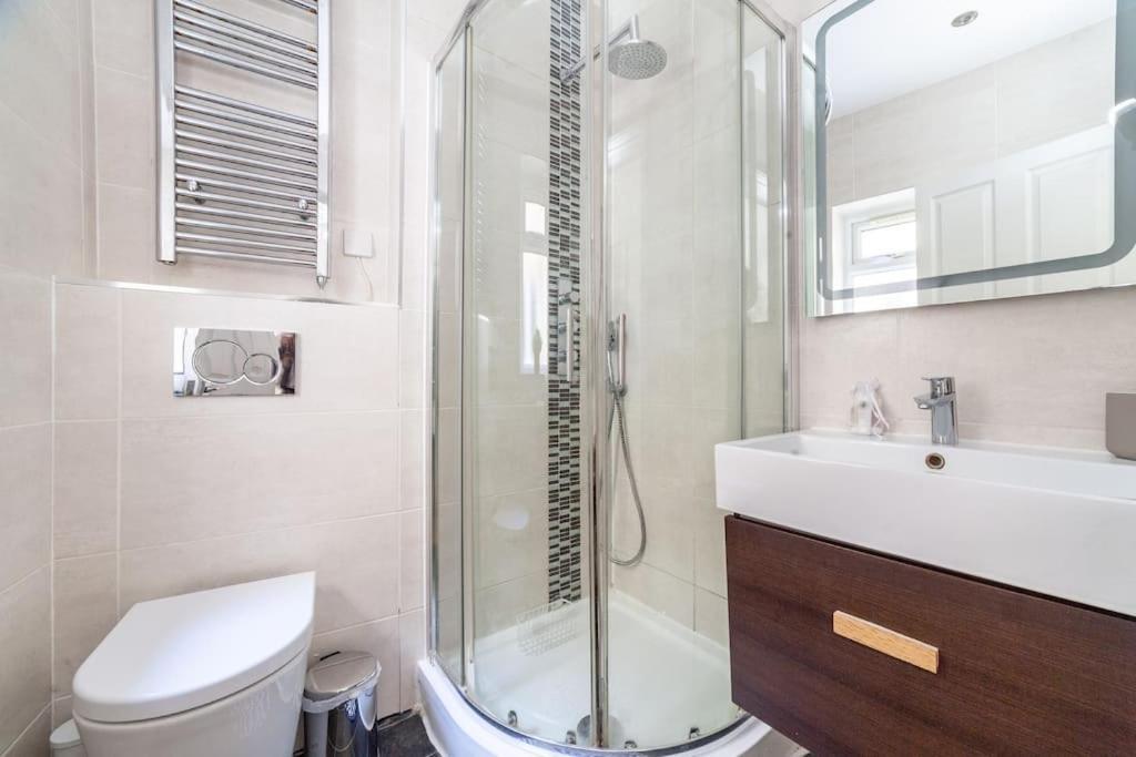 Spacious Retreat 2-Bed In Popular Camden Town Londra Exterior foto