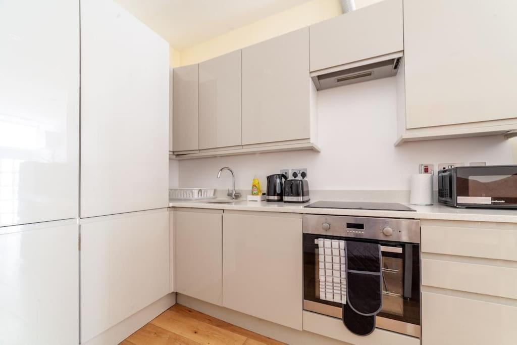 Spacious Retreat 2-Bed In Popular Camden Town Londra Exterior foto