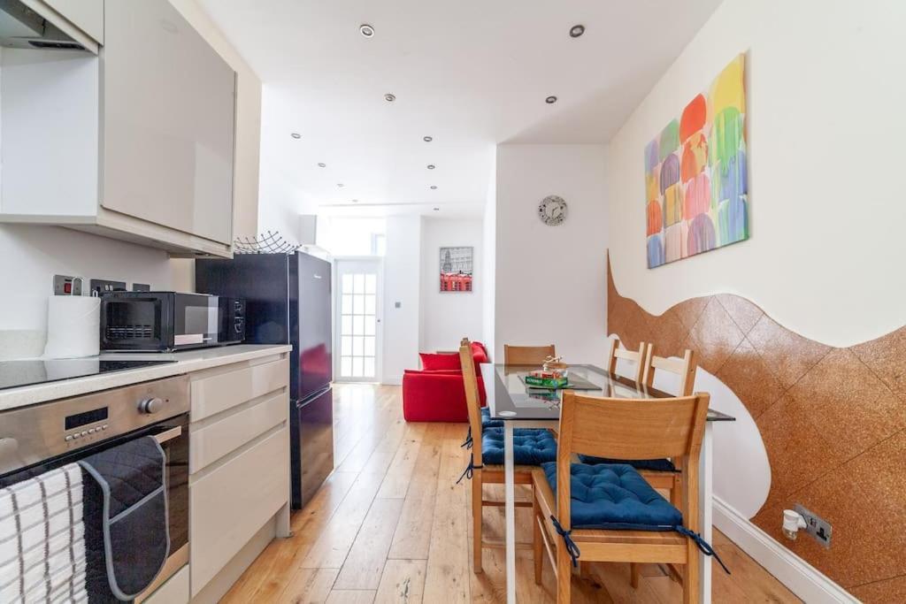 Spacious Retreat 2-Bed In Popular Camden Town Londra Exterior foto